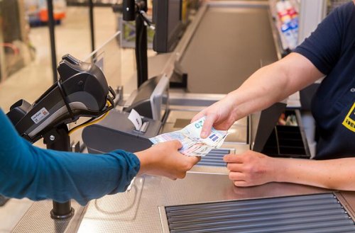 Bargeld im Supermarkt abheben kann jetzt richtig teuer werden