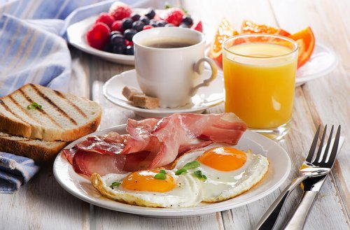 Frühstück für mehr Energie - das liefern Ei und Speck oder Müsli und Smoothie
