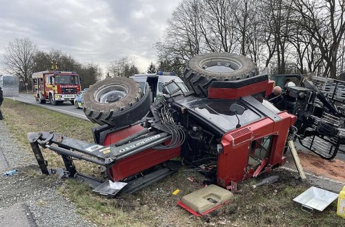 Kam auf B303 im Kreis Kulmbach ins Schlingern: Traktor kippt in Graben - Ersthelfer befreien Fahrer