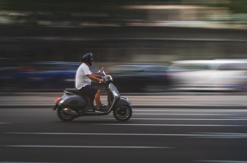 Waghalsige Verfolgungsjagd mit Roller endet in Busch - Passanten mussten zur Seite springen