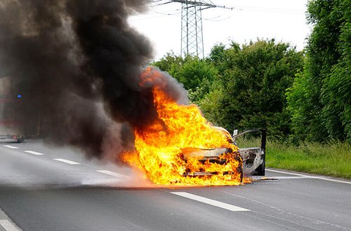 Auto in Flammen: Wie schnell brennt ein Fahrzeug nach einem Unfall?