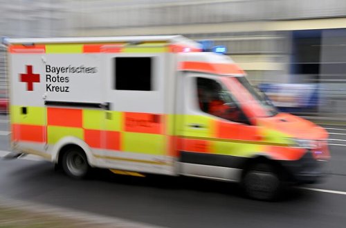 Autofahrerin landet nach Crash an Kreuzung im Krankenhaus