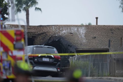 USA: Kleinflugzeug stürzt in Wohngebiet in San Diego