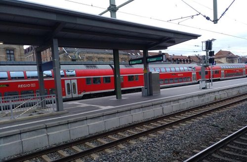 Erlangen: Junger Mann (20) am Bahnhof ins Gleisbett gestoßen - Update: Polizei mit Ermittlungserfolg nach 9 Monaten