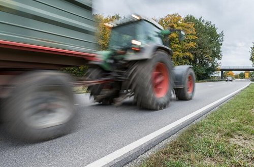Wendelstein: Auto will Traktor überholen - SUV schert aus und verursacht Unfall