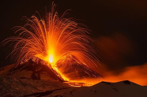Kilometerhohe Fontäne am Ätna: Europas größter Vulkan spuckt Lava