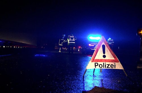 A73 bei Ebersdorf: Auto überschlägt sich - Fahrerin (24) verletzt