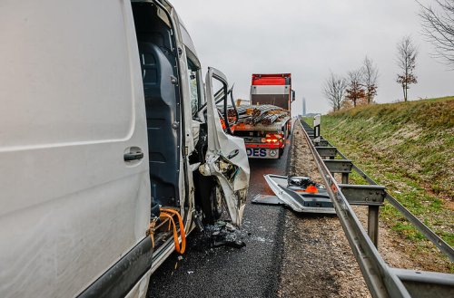 A6 bei Nürnberg: Eisenstangen in der Fahrerkabine - Transporter rast in Sattelzug