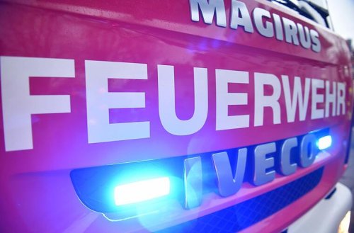 Neustadt bei Coburg: Modellbauer(69) löst Brand auf Dachboden aus - Großeinsatz der Feuerwehr