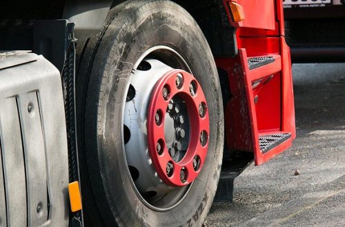 A6 im Kreis Nürnberger Land: Reifen von Lastwagen platzt während der Fahrt - sieben Autos beschädigt