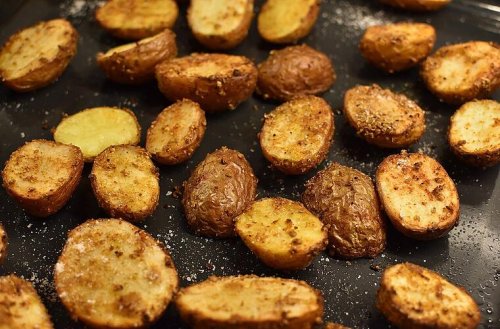 Rezept geht viral: Knusprige Parmesankartoffeln aus dem Ofen - so kannst du sie nachkochen