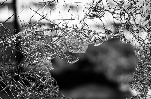 Würzburg: Fenster mit Chips-Dose eingeworfen - Täter füllte sie mit ekligem Inhalt