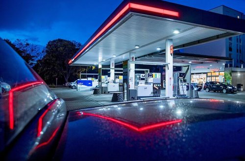 Erlangen: Unbekannter überfällt Tankstelle - Polizei veröffentlicht Täterbeschreibung