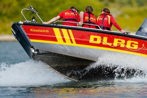 Boot kippt auf beliebtem Badesee um - Vater stirbt vor Augen seiner beiden Kinder