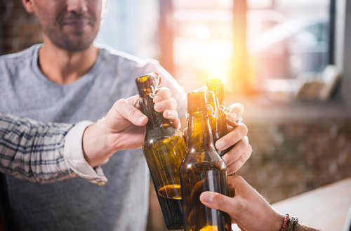 Täglich Bier trinken - mit diesen Warnsignalen reagiert dein Körper