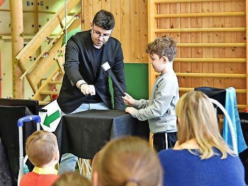 Zauberer sorgt für magische Momente