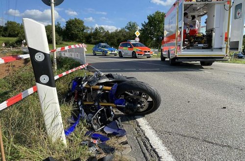 Vollsperrung nach Unfall zwischen Auto und Motorrad - Biker schwer verletzt