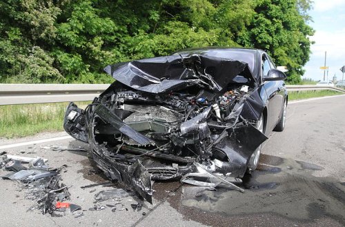 Auto bei Kollision in den Gegenverkehr geschleudert: Fünf Menschen bei Unfall verletzt - unter ihnen auch ein Kind (2)