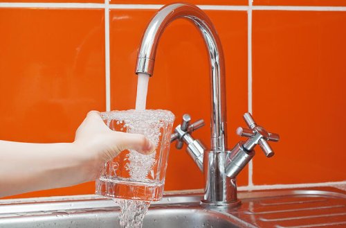 Verbraucherzentrale klärt auf: Diese 6 Mythen übers Leitungswasser sind grober Unfug