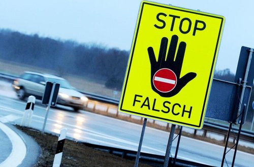 Irre Geisterfahrt: Mann (66) wendet auf bayerischer Autobahn und rast in Gegenverkehr - Tochter auf Beifahrersitz