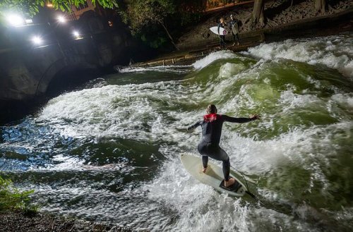 Surferin auf Eisbachwelle in Bayern verunglückt - 33-Jährige konnte sich wohl nicht selber befreien