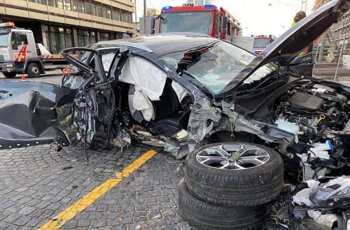Nürnberg: SUV rammt Baustellenampel - Fahrer eingeschlossen, "ausgedehntes Trümmerfeld" hinterlassen