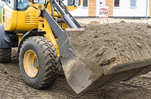 Arbeitsunfall mit Baustellenfahrzeug: Fahrerin mit Kopfverletzung in Klink geflogen