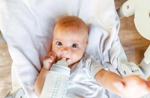 Muttermilch einfrieren: So funktioniert es - und so lange ist sie dann haltbar