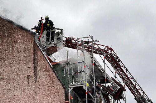 Feuerwehr stundenlang bei Brand in Nürnberg gefordert - Polizei hat Vermutung zur Ursache