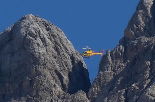 Mit leichten Schuhen und kurzärmlig: Spontane Bergtour endet mit Heli-Rettung