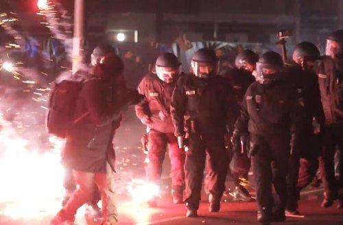 Nach falschem Notruf: Polizisten gezielt mit Feuerwerkskörpern beschossen - Tatverdächtige war erst 14