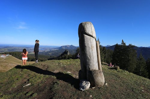 Vermummte klauen riesige Penisstatue - und stellen sie vor bayerischem Radiosender auf
