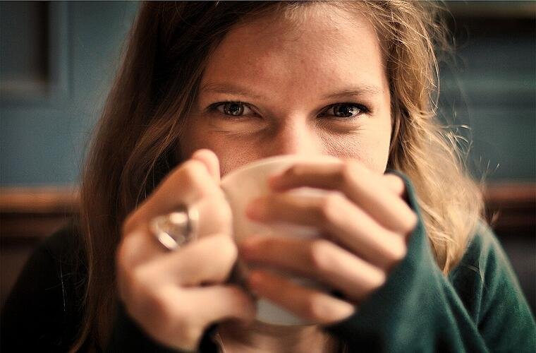 Kaffee und schwarzer Tee im Vergleich: Ein Getränk ist der klare Sieger
