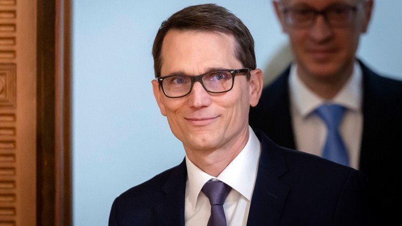 Swiss National Bank holds rates despite economic risks and strong franc