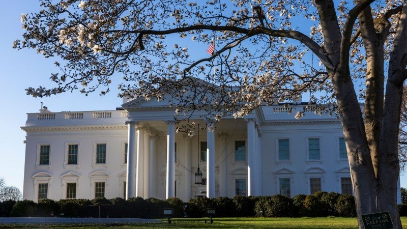 FX Daily: Another bumpy week for the dollar