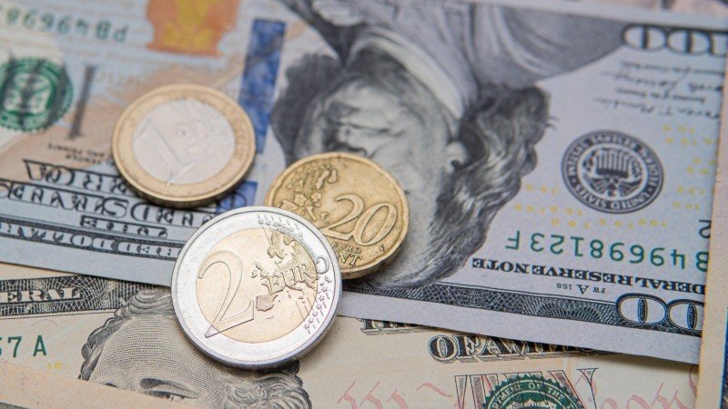 FX Daily: EUR/USD hanging in there