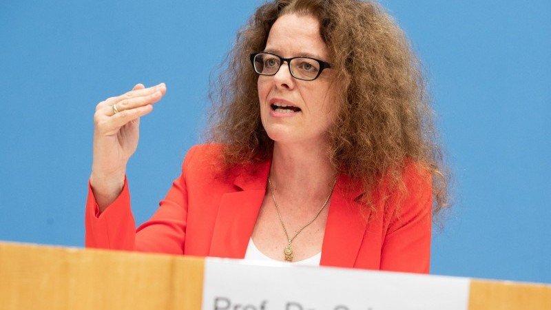 FX Daily: Markets start to price some hikes