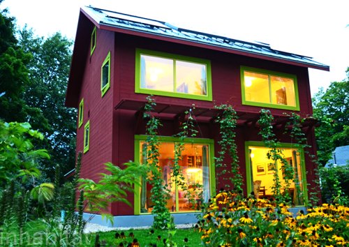 Amazing Passive Home in Freezing Wisconsin Uses Less Energy Than a Hair Dryer to Stay Warm!