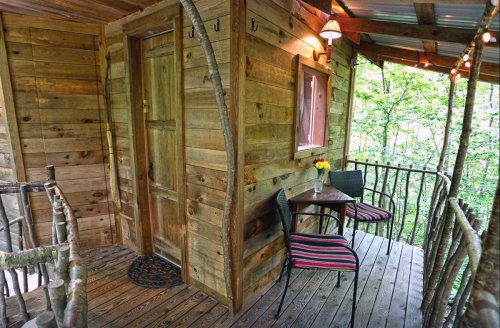 Adirondack tree house Airbnb