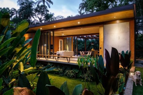 Brazilian timber home uses bioclimatic principles to reduce its