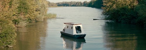 Sneci houseboat leaves no footprint while floating on Lake Tisza