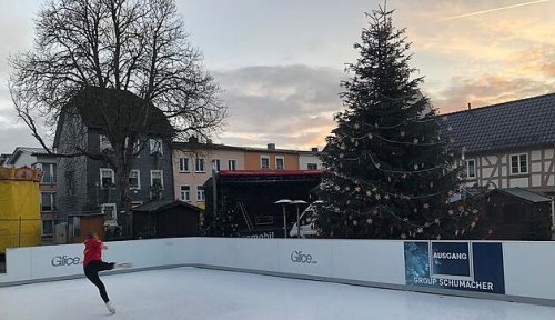 Altenkirchen: Nachhaltige Kunsteisbahn im Weihnachtsdorf - "Das Laufgefühl ist absolut mit richtigem Eis vergleichbar"