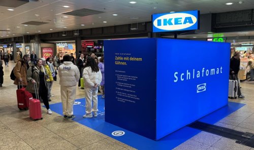 Schlafen am Bahnhof? IKEA testet „Schlafomat“: Gratis Nickerchen für Bahnreisende!