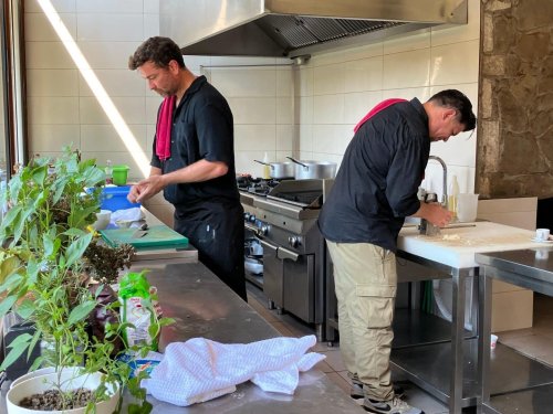 Heute bei “Kitchen Impossible”: Tim Mälzer & Marteria vs. The Duc Ngo & Sido – Griechenland-Duell!