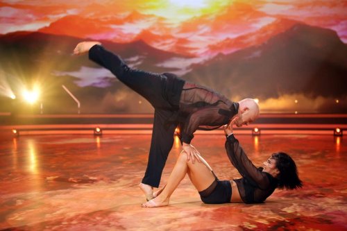 Let’s Dance Halbfinale: Dramatischer Sturz, viele Emotionen – Fan-Liebling muss gehen!