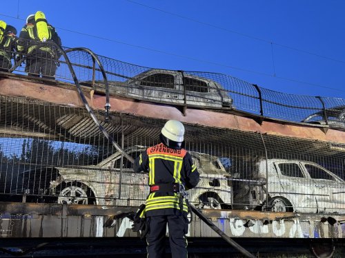 Flammen-Inferno auf Autozug bei Offenburg: Fabrikneue Autos komplett zerstört!