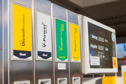 Kraftstoffpreise auf Jahrestief: Super E10 und Diesel günstiger – Tanken so billig wie zuletzt 2024!