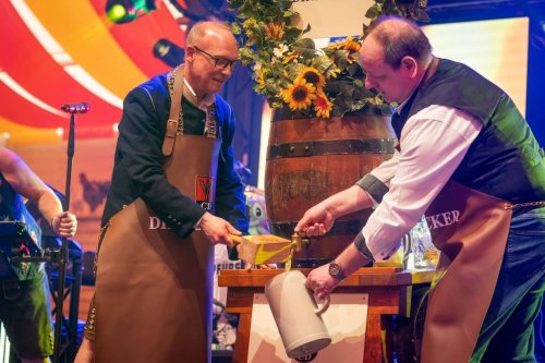 O’zapft is in Stuttgart! Frühlingsfest startet am Ostersamstag – Maß so teuer wie nie!