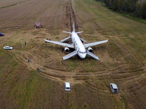 A Russian airline that ditched an Airbus A320 in a Siberian wheat field last year is abandoning plans to rescue the jet