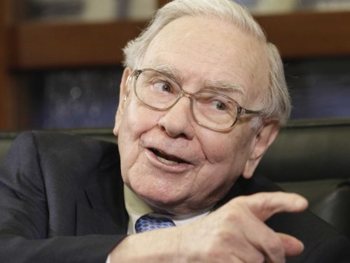 18 books billionaire Warren Buffett thinks everyone should read